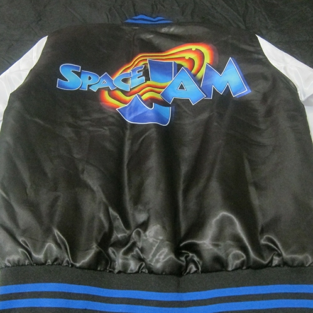 Vintage Space Jam Jacket.

Fits Medium-Large